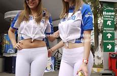 edecanes calzas edecan blancas sexys promotoras leggins enseñan ajustadas transparentes