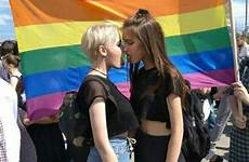 lgbt lesbianas lésbico chicas kissing casal lgbtq lesbians orgulho bandera mujeres lesbico besándose ropa lesbicos