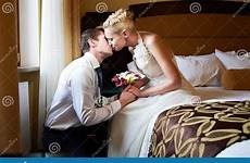 letto bacio romantici sposa sposo