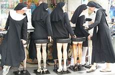 nonnen suore nuns hinter religieuses barstools illusion legs gambe beine jambes joke loghi 4ever herunterladen 135x freunden deceptology
