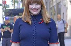 dallas bryce howard curves jurassic world enviable dailymail flaunts sexy brice her skirt article press promoting tour while stunned flaunting