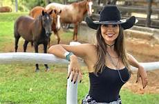 cowgirl latinas morenas rodeo vaquera moda cowgirls ecuestre vestimenta jeans girls