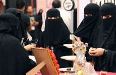saudi women niqab arabia dubai traditional arabian muslim woman riyadh veil veils head emirates debate covering arab face wear tweet