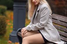 blonde pantyhose parc asseyant banc automne olexandr hösten sitter parkerar flickan bänken coat