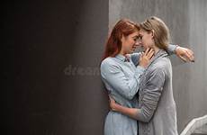 passionate hugging outdoors lgbt lesbisch tenderly commune knuffelen muur openlucht gepassioneerd jonge grijze tegen koppel mooie een comm