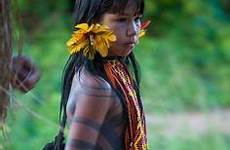 xingu tribes indigenous kayapo tribe indios amazonian rainforest brasileiros borneo makeup iny brazilians americans pará altamira jeune fille