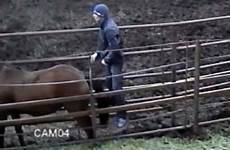 horse cctv mare pria kuda dumped girlfriend sebuah caught allegedly ketahuan berhubungan dicampakkan kekasihnya ufa rekaman seorang mengabadikan diambil aksi