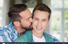 kissing küssen einander homosexuelles homosexual bett manner kussen
