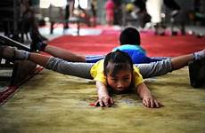 chinese acrobat brutal akrobatik cina latihan keras pemain cilik splits acrobatics ouch split watoto