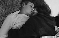cuddling parejas durmiendo abrazados sleeping desesperar shinecoco hombre cuddle relationships vsco novios dormir fofo abrazadas acostadas hugging namorados adolescentes dormindo