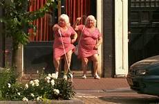 fokkens prostitutie ouwehoeren martine prostitutes twins pensioen tweeling seks weinig zie saaie steeds opvallend recensie tweelingzussen nederlandse documentaire twin dans