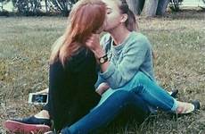 lesbian lesbians lesbiennes goals lesbianas besándose besos femme amour gay lesbien mignons besando boca lesbiens amoureuses