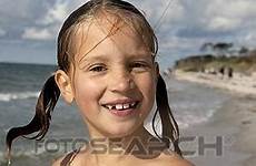 beach young girl fotosearch stock portrait foto