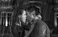 kiss rain kisses besos pluie coppie allwomenstalk rainy
