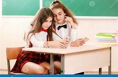 schoolgirls scolare coppie siedono aula uniformi vanno scolastico libri stando consiglio sui stanno precedenti uniforme