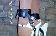 schuhe hochhackige sissy stiefel leash extrem beine stiletto anziehen entrainement physique gefesselt nylons collar stilettos sandalen fersen