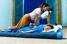 masseuses synchronously tun massaggio fanno paare bedroom erotische masseuse schlafzimmer slaapkamer coppie erotico letto masseusen thaise thailändische synchroon tailandese daughter