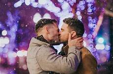 gay beijando apaixonado casais lindo chicos besándose novios iraqi lpsg ift