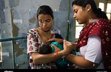 breastfeeding midwife kolkata stillen indien stockfotos