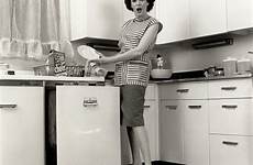 housewife 1960s smock dishwasher foyer suburban putting alamyimages vaisselle lave