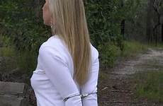 blonde outdoor im tied bound gefesselt draußen freien besuchen handschellen park steel just und