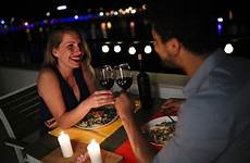 romantica diner romantisch noche coppie tetto giovani dak hebben jong romántica velero