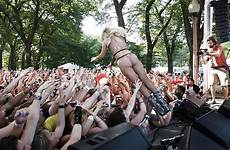 crowd lady gaga surfing lollapalooza groped girl sex while fingered 2010 penetrated goes xxx surf