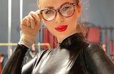 mistress sasha instagram latex auswählen pinnwand brille