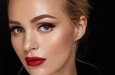 lip blondes tips unveil eye hitched