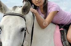 grazioso cavallo giovane asiatico bianco