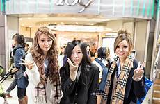 tokyo schoolgirls shibuya gyaru uniform harajuku friendly perempuan kogal jepang 渋谷 tokyofashion diperkosa rawan sebabnya 東京 日本 原宿