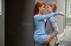 lesbica passionate giovani coppia tenderly hugging lgbt commune abbracciano contro muro appassionata teneramente grigio aperto