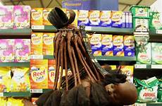 himba tribe tribes namibia tribeswoman essentials bjorn opuwo geographic caters striking persson tribu fotografiada supermercado africana fue llamativo upsocl namibian