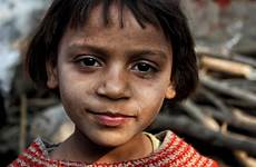 bassifondi urbani ragazza povera woman slum