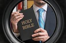 jehovah witnesses witness bijbel toont deur achter mening kijkglas commentary abuse dutchnews methodist