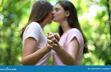 lesbiennes lgbt verhouding rechten koppelen kussen houden handen