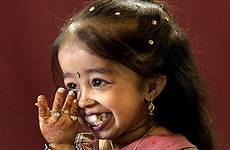 woman shortest jyoti amge tall india indian foot named inches worlds pauline musters nagpur records who guinness centimeters next history