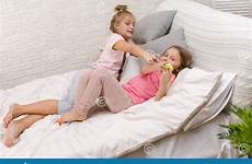 twee slaapkamer meisjes spelen brincam garotinhas duas