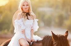 donna cavallo bionda appariscente cavalca dag blond häst solig kvinna rider avventura animale