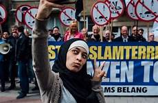 islam muslim protest islamophobia selfies buzzfeed antwerp musulmana zakia semitic belang vlaams jurgen cheeky protestano