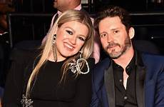 kelly clarkson husband brandon blackstock her stage performance together pulls prank sweet during live clarksons appeared final tour foxnews