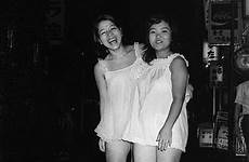 tokyo kabukicho light red gangs vintage district prostitutes 1960s 1970s japanese japan drag es vintag un portraits du gangsters queens
