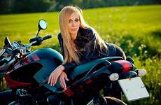 biker motociclista rubia motocicleta annata ordinazione bionda femminile siede ragazza motociclo bomber sul motorista muchacha sienta cuero chaqueta atractiva femenina