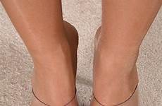 toes nylons