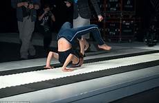 contortion artist record chinese world feet super forward seconds guinness fastest teng liu roll travel set time has