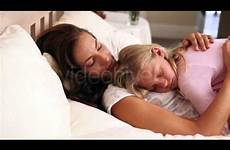 daughter sleeping mother bed together