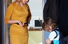 strict punishment corporal moeder waarschuwt discipline zoon terugkomen