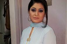 desi pakistani girls housewife hot saree sizzling cute navel beautiful unseen sexy spicy