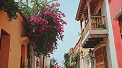 Cartagena de las Indias en Colombia. Vistas a las fachadas coloridas y vibrantes decoradas con flores. Distrito histórico colonial español.