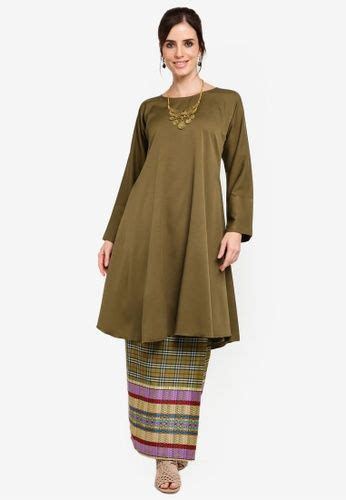 Walaupun telah banyak evolusi yang berlaku di dalam fesyen baju kurung, gaya yang ditampilkan secara dasarnya adalah sama. Baju Kurung Kedah Emerald Green - BAJUKU